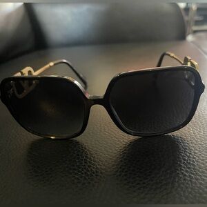 Valentino sunglasses like new worm a few times they don’t fit my nose now !